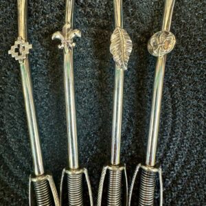 Bombilla de alpaca con dije y resorte de acero.