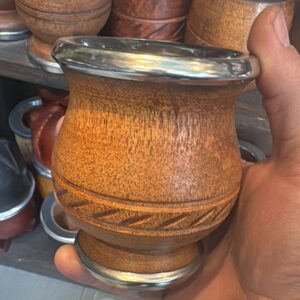 Mate de algarrobo tallado clásico, virola y base de acero