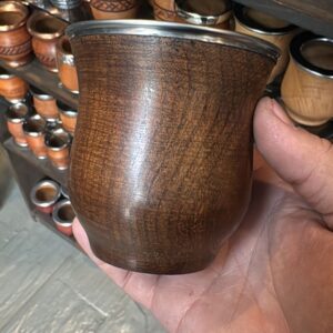 Mate camionero de algarrobo, color Marrón encerado con virola de acero lisa