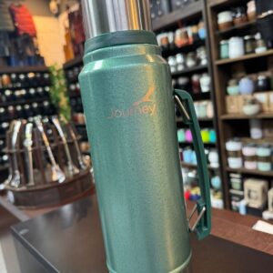 Termo Journey Verde metalizado 1 Litro, con pico vertedor.