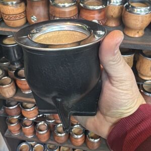 Mate Camionero de Algarrobo forrado en cuero con Virola de acero.