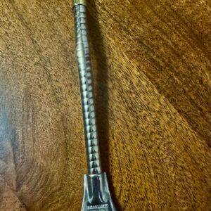 Bombilla Pico semi curvo de acero inoxidable cincelado pico dorado, pala mediana