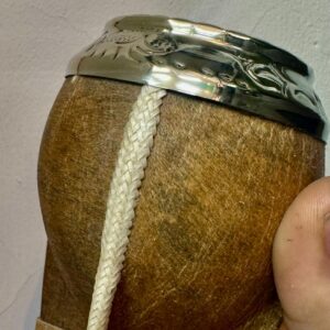 Torpedo Premium cuero crudo, Virola de alpaca cincelada, Costura de tiento reforzada