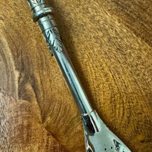 Bombillón Uruguayo Alpaca, pico curvo, doble corona en hojas